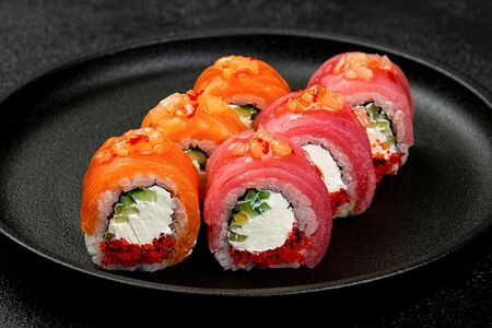 Ролл с лососем и тунцом в соусе Чили-ананас