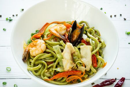 Шпинатная лапша с морепродуктами
