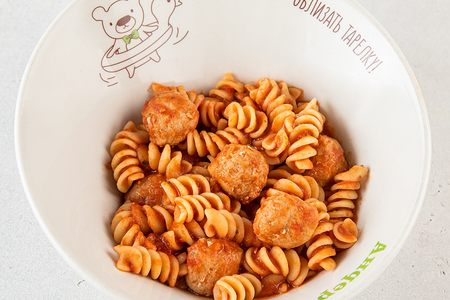 Макарошки с фрикадельками из индейки в томатном соусе