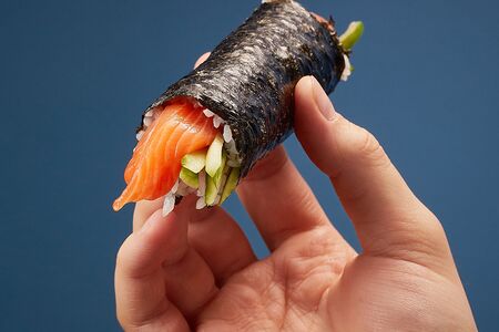 Хэнд ролл №33 с лососем