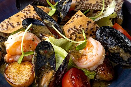 Теплый салат с креветками и мидиями