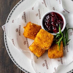 Жареный сыр во фритюре с ягодным фламбе