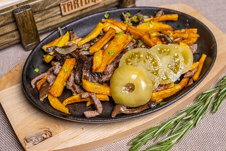 Жареный картофель с лесными грибами и говядиной