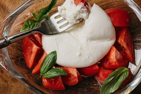 Буррата с узбекскими томатами