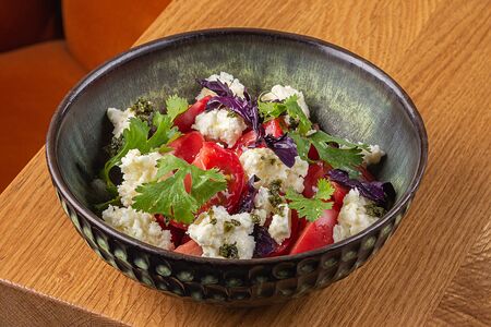 Томаты и имеретинский сыр с базиликом, кинзой и зеленой аджикой