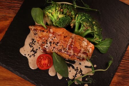 Куриное филе с брокколи и ореховым соусом