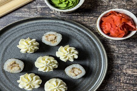 Ролл Чизмаки с угрём