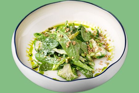 Зелёный салат с попкорном из гречки