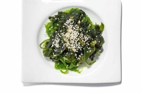 Салат чука с ореховым соусом