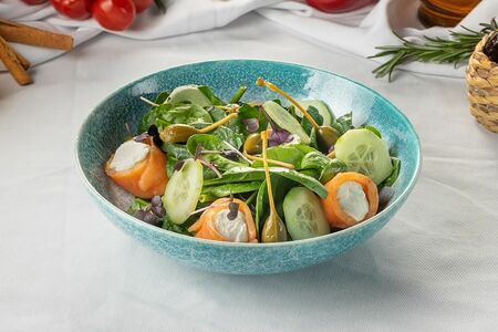 Салат с рулетиками из семги