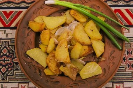 Картофель, жаренный с луком