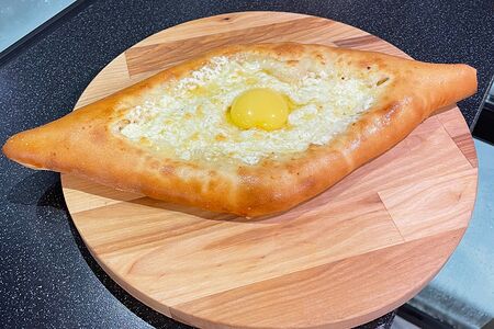 Хачапури по-аджарски с одним яйцом