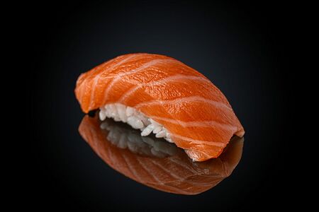 Суши с лососем