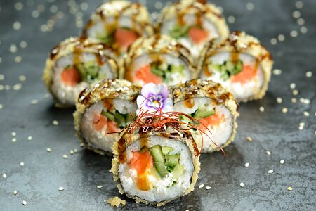 Жареный с копченым лососем и огурцом, зеленым луком и сыром