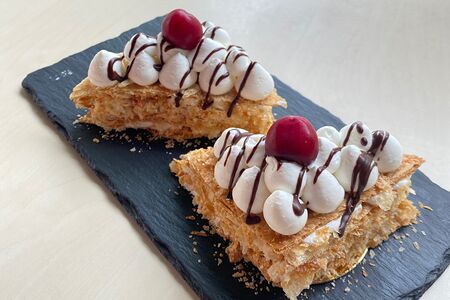 Мильфей с вишней