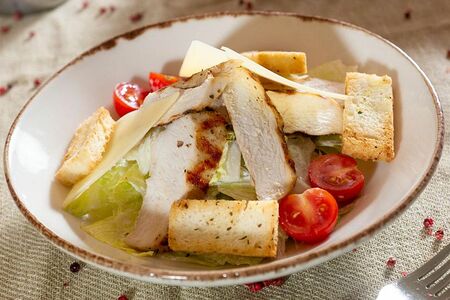 Салат Цезарь с курицей