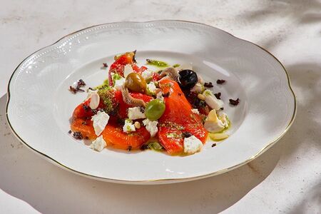 Печеный перец с фетой, анчоусами и песто из базилика