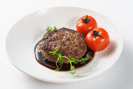 Бифштекс из мраморной говядины с томатами