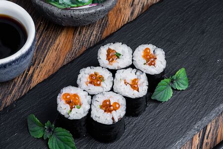 Хосомаки ролл с икрой