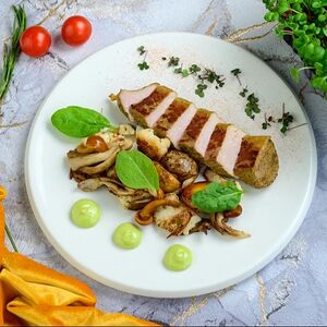 Медальоны из нежной cвинoй вырезки