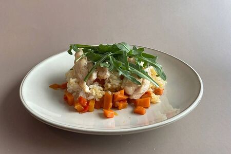 Куриная грудка с рисом и овощами