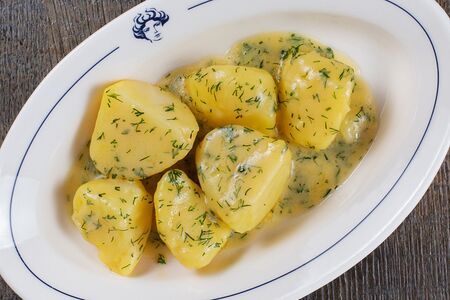 Картофель с маслом и укропом