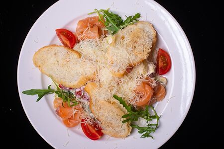 Салат Цезарь с сёмгой