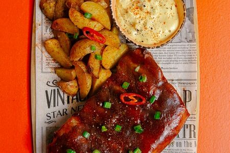 Ребра BBQ с картофелем и сырным соусом