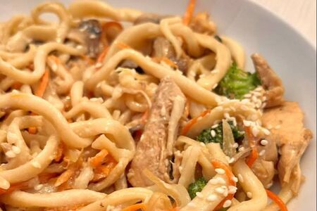 Цуйван с курицей под сливочным соусом