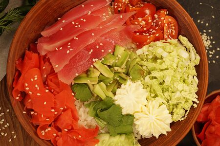 Поке по-гавайски с тунцом