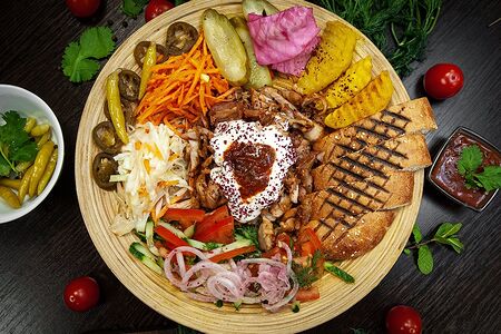 Шаверма из куриного бедра на тарелке 