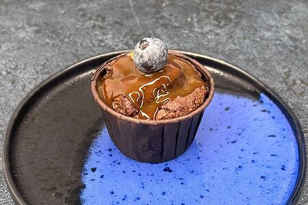 Маффин черничный с карамелью