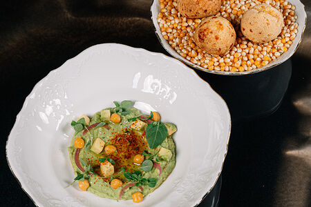 Хумус из авокадо с кукурузными булочками