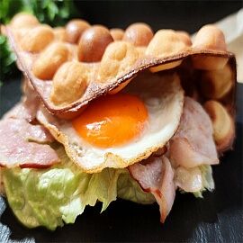 Гонконгская вафля с беконом и яйцом