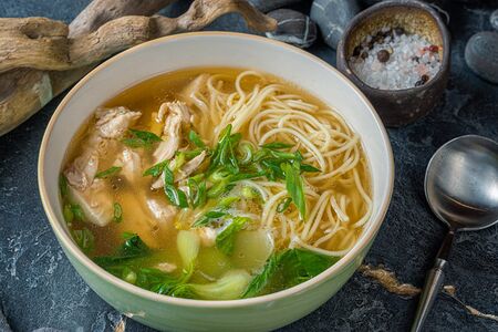 Куриная лапша с пок-чой и яйцом