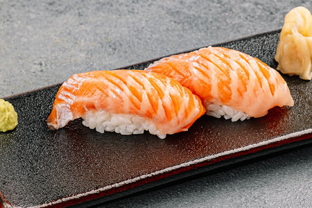 Суши нигири лосось