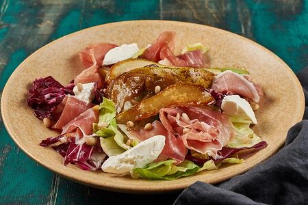 Салат с пармой и фруктами