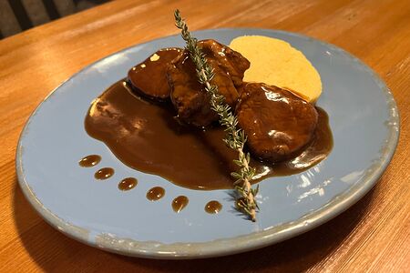 Телятина, томленная в красном вине