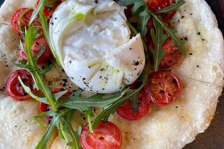 Буррата на фокачче с томатами черри и рукколой