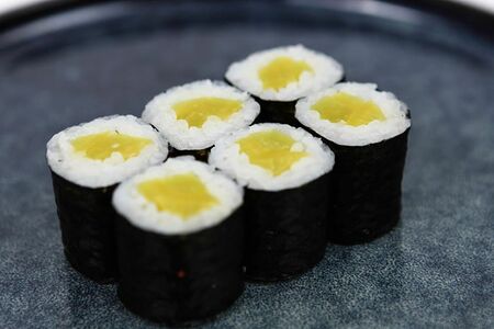 Ролл с такуаном