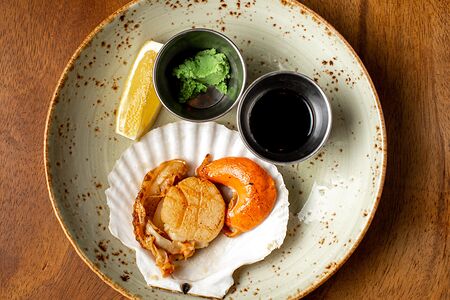 Гребешок, обожженный и обжаренный на сливочном масле