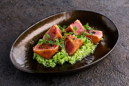 Стейк из тунца в панировке с рисом васаби