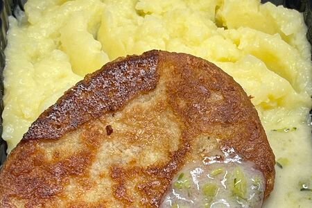 Рыбная котлета с соусом из брокколи