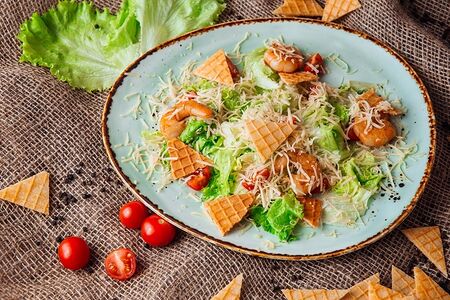 Салат Цезарь с креветками