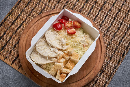 Салат Цезарь с курицей