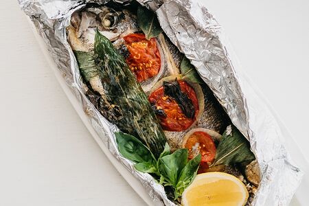 Дорадо с томатами и оливками