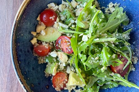 Салат с киноа, авокадо и кешью