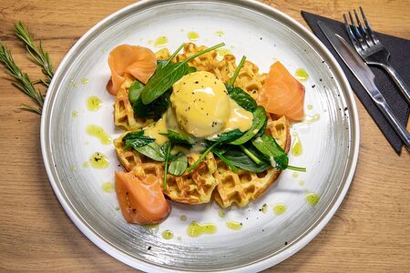 Картофельные вафли с лососем