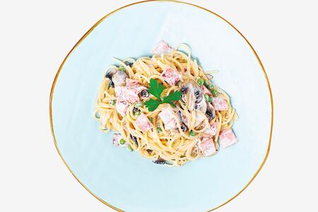 Паста с грибами и ветчиной