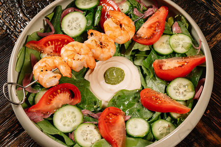 Салат с шашлыком из креветок